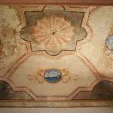 ...presentano un rosone a ombrello centrale sui cui lati si sviluppano delle quadrature geometriche contenenti dei medaglioni (foto di Marcello Mossa)